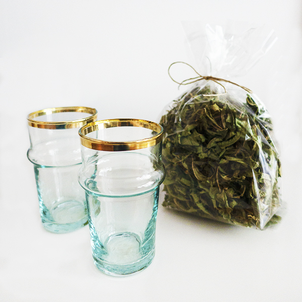 Tea special met handgemaakte Marokkaans beldi glazen met goud en natuurlijke verbena thee