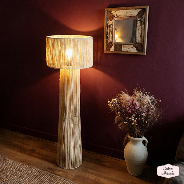 Marokkaanse Najida raffia lamp, vintage houten spiegel en een aardewerken kruik Marokkaanse Najida raffia lamp, vintage houten spiegel en een aardewerken kruik