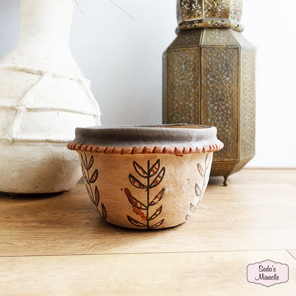 Handgemaakte oude Marokkaanse Berber Aghbala pot