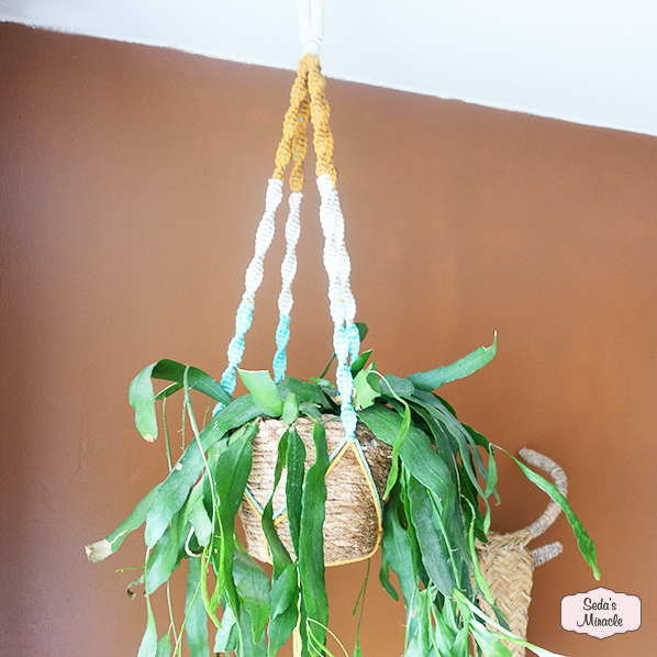 Macramé Elara plantenhanger, okergeel wit turquoise